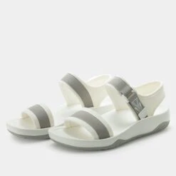Crea8tion Dove Sandal